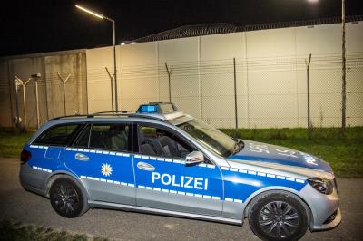 Stuttgart-Stammheim: Gartenfeuer loest groesseren Einsatz an der JVA aus